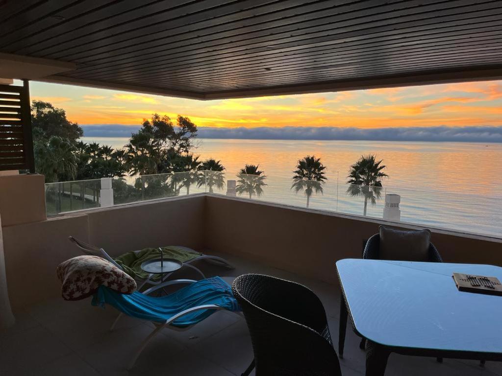 Appartamento Bahia De La Plata Seafront Estepona Esterno foto
