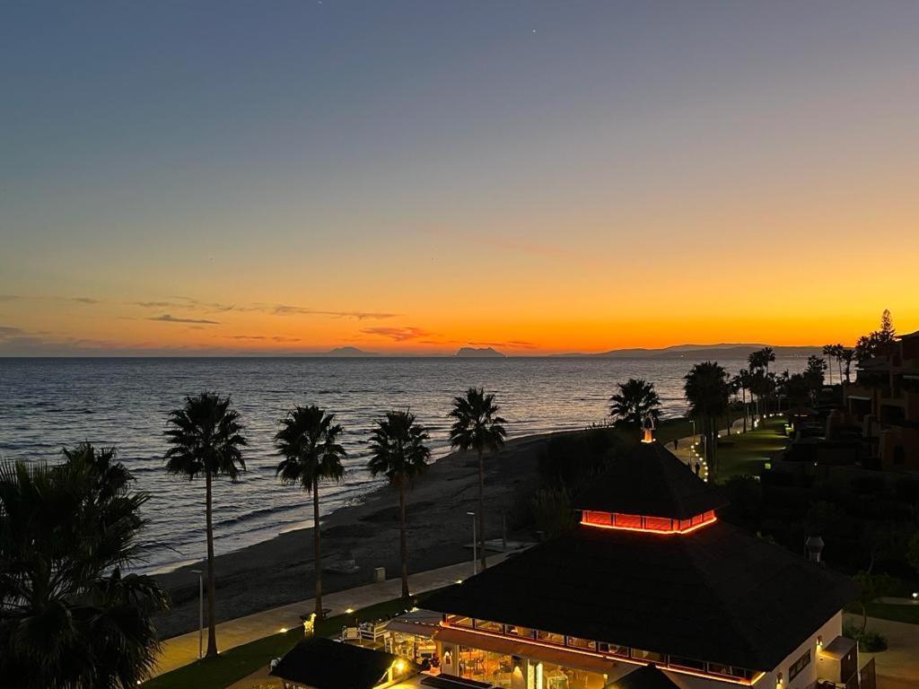 Appartamento Bahia De La Plata Seafront Estepona Esterno foto